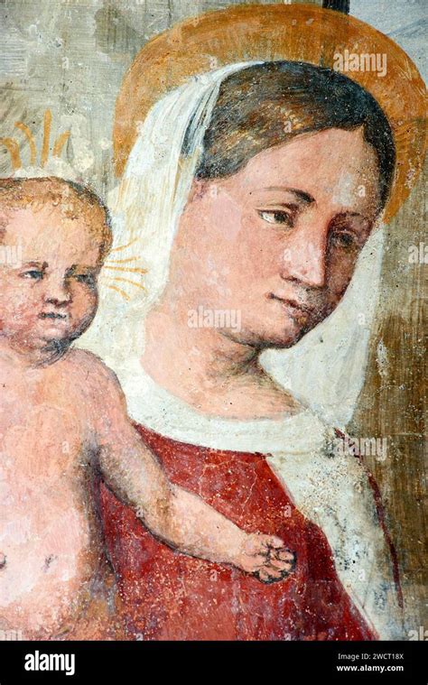 Affresco della Madonna col Bambino in stile rinascimentale