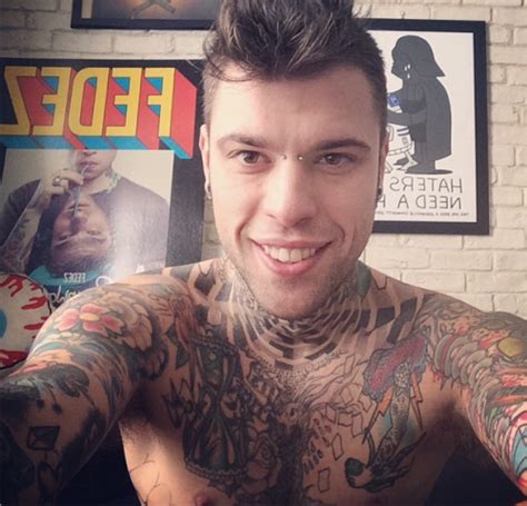 Thematic photo of Fedez showing some of his tattoos