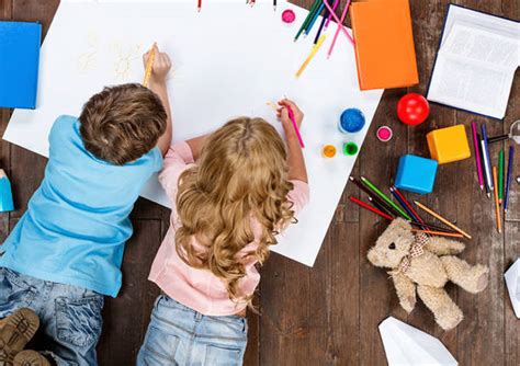 Bambini che disegnano o pregano in un contesto di adorazione