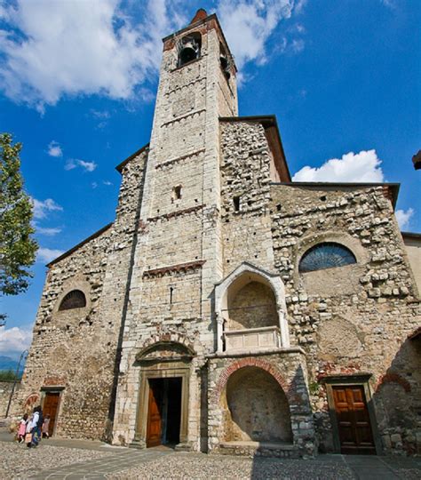 Veduta esterna dell'eremo di Mosciano, la pieve di Sant'Andrea e il suo chiostro