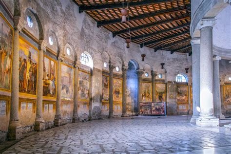 Interno della Prepositurale di Santo Stefano con dettagli degli affreschi