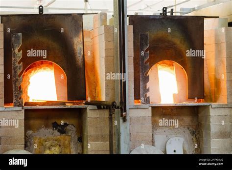 Ricostruzione di un antico forno per la fusione del rame e strumenti correlati