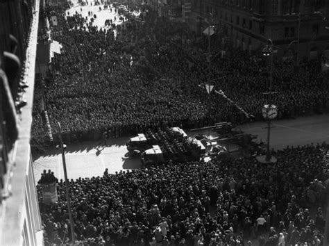 Artiglieria e soldati tedeschi accolti a Vienna dopo l'Anschluss