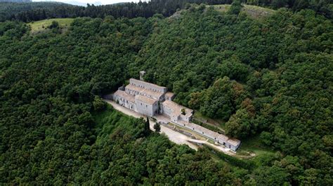 Veduta esterna dell'Eremo di Santa Rosalia a Santo Stefano Quisquina immerso nel bosco