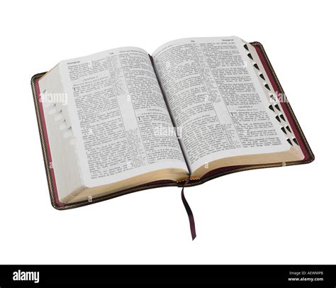 Foto di una Bibbia aperta con la nuova traduzione CEI