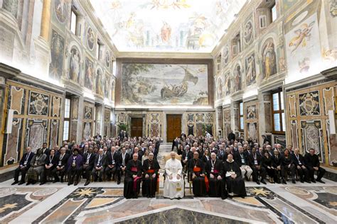 Schema organizzativo della Pontificia Accademia per la Vita o foto del Palazzo della Cancelleria in Vaticano