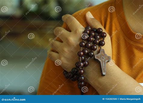 mano che tiene un rosario o una bibbia, simbolo della preghiera e delle parole sacre