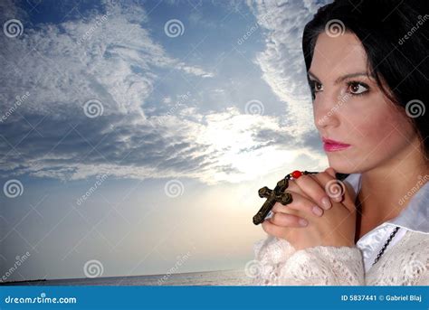 Illustrazione di una donna che prega con un rosario, con Medjugorje sullo sfondo
