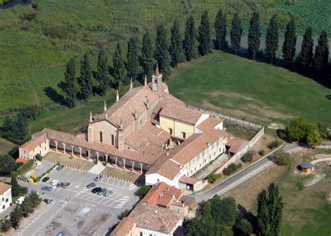 Panorama del borgo di Grazie di Curtatone con il Santuario della Beata Vergine delle Grazie in primo piano.