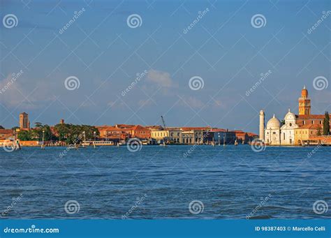 Foto panoramica della Laguna di Nora al tramonto