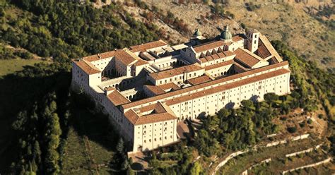 Ricostruzione della basilica desideriana di Montecassino con enfasi sulla cappella di San Michele Arcangelo.