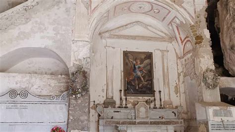 Vista esterna della chiesa rupestre di San Michele Arcangelo Fuori le Mura ad Atrani.