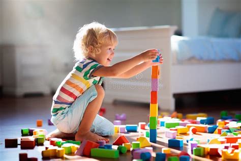 Bambino che gioca con blocchi di legno Montessori