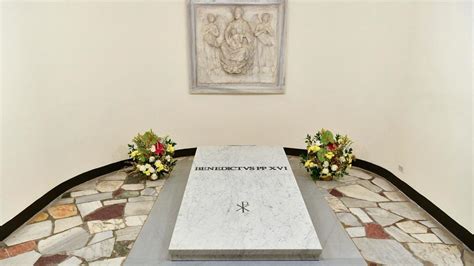 Foto della tomba di Benedetto XVI nelle Grotte Vaticane
