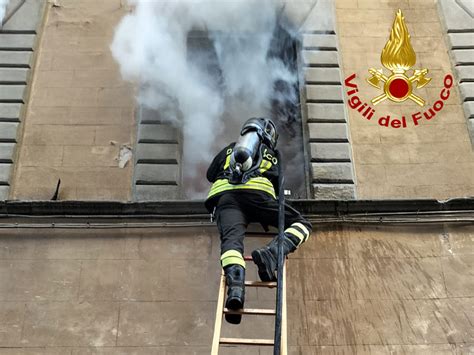 Vigili del fuoco in azione durante lo spegnimento di un incendio in un appartamento