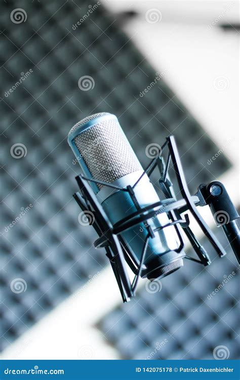 Microfono radiofonico antico in uno studio di registrazione
