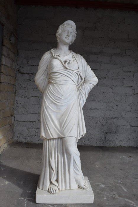 Statua marmorea di una figura femminile classica, con accento sull'elemento