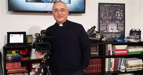Don Pietro Cesena durante un'omelia, con i fedeli in chiesa