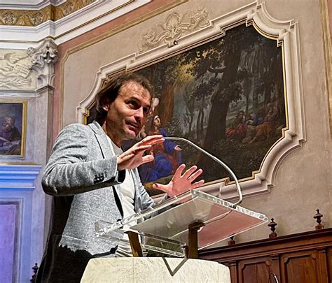 Don Marco Pozza durante una cerimonia