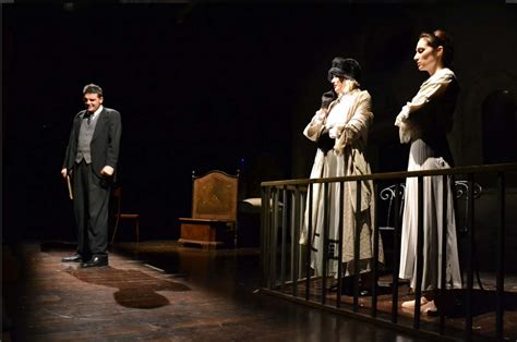 rappresentazione teatrale moderna, attore su palcoscenico