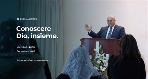 Ritratto generico di un pastore evangelico in un momento di riflessione o predicazione, con un'atmosfera che suggerisce dibattito o controversia.