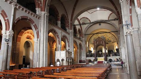 Interno della Basilica di Sant'Antioco con le navate, l'altare e i simulacri sacri