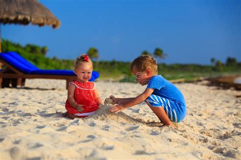 Famiglie e bambini che giocano sulla spiaggia di Pescoluse