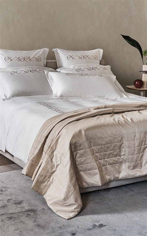 Foto di una camera d'albergo elegante con lenzuola Frette