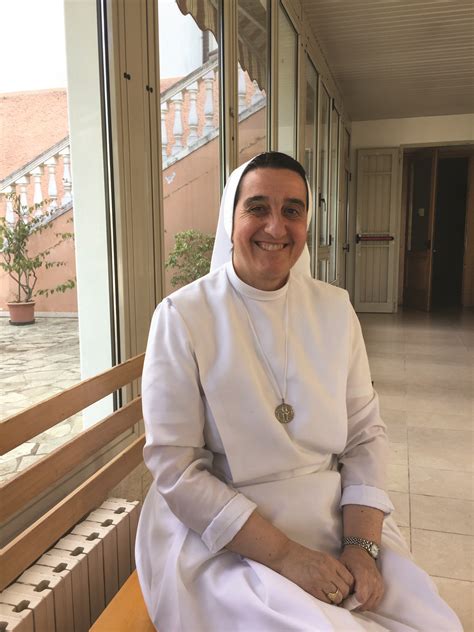 Giovane Suor Maria Teresa in India con l'abito delle Suore di Loreto