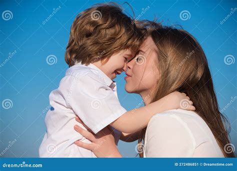Famiglia che si abbraccia, simbolo di cura e attenzione