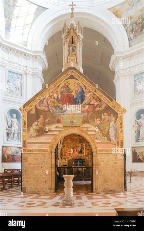 Veduta esterna della Basilica Papale di Santa Maria degli Angeli con la Porziuncola al suo interno