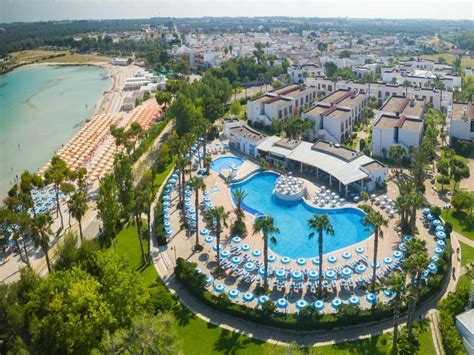 Esterno delle costruzioni in stile mediterraneo del Blu Salento Village immerse nel verde