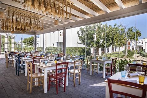 Buffet del ristorante del Blu Salento Village con diverse pietanze