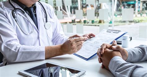 Foto che mostra una donna durante una visita medica o uno screening