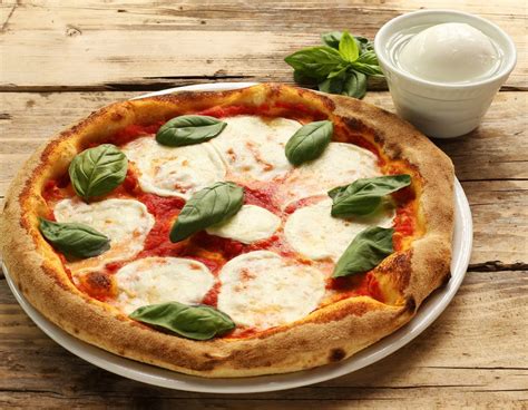 Foto di primi piani di diverse pizze di Mozzarella e Basilico