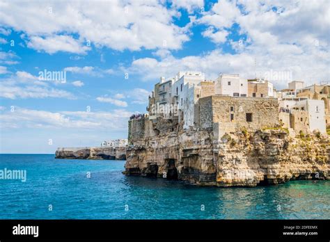 Veduta panoramica di Polignano a Mare con le sue scogliere a picco sul mare