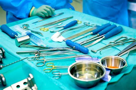 Foto tematica della Neurochirurgia, strumenti chirurgici o sala operatoria moderna