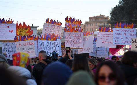 Manifestanti con lenzuola appese alle finestre in segno di protesta contro la chiusura dell'oratorio
