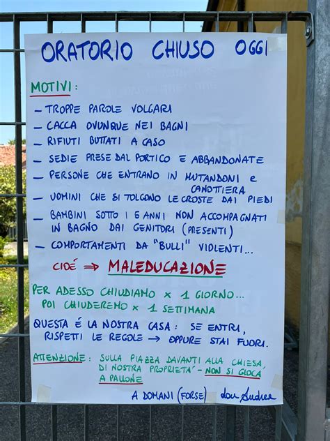 Cartello affisso all'ingresso di un oratorio chiuso a causa di maleducazione