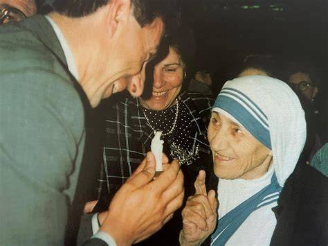 Madre Teresa anziana in incontro pubblico