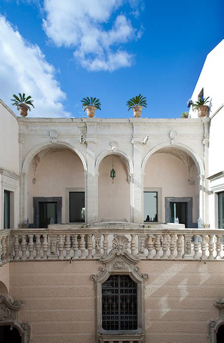Dettaglio della facciata di Palazzo Durini con balconata e finestre