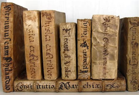 Foto di antichi manoscritti e libri d'epoca in un contesto di asta