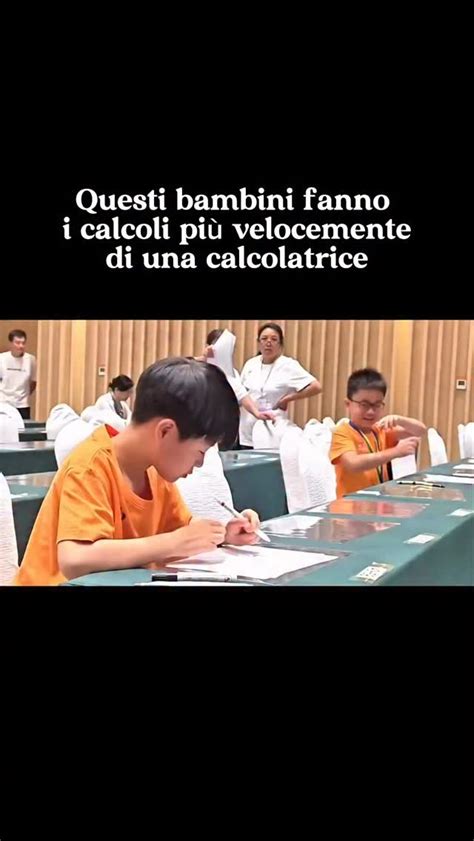 Studenti che partecipano a una gara di matematica, concentrati sui loro fogli