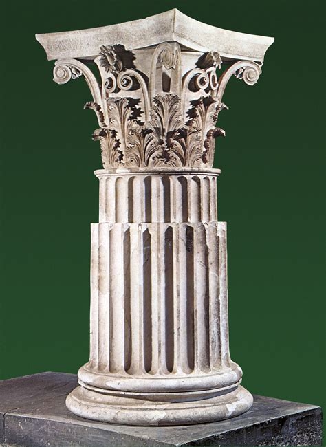 Dettaglio di un capitello o di una colonna con decorazioni fitomorfe, simile in entrambi gli altari.