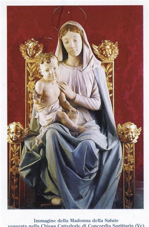 La statua moderna della Madonna della Salute in marmo, creata da Martino Trevisan.