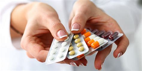 Foto di materiali e farmaci estetici sequestrati durante un'operazione