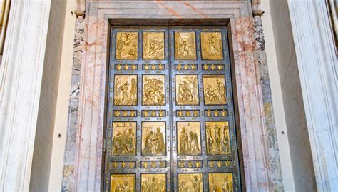 Schema illustrativo che mostra il simbolismo teologico della Porta Santa come passaggio tra il peccato e la misericordia divina.
