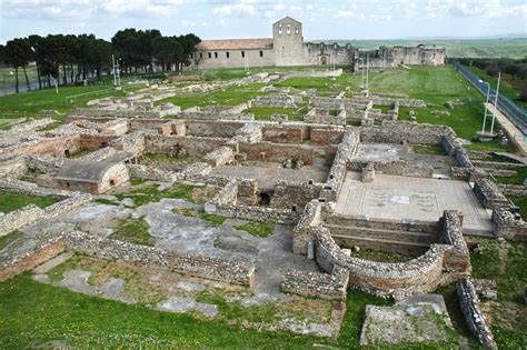 vista aerea del complesso della Santissima Trinità di Venosa
