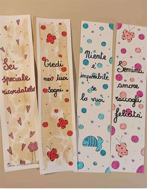 Foto di esempi di segnalibri, biglietti e preghiere stampati per il catechismo