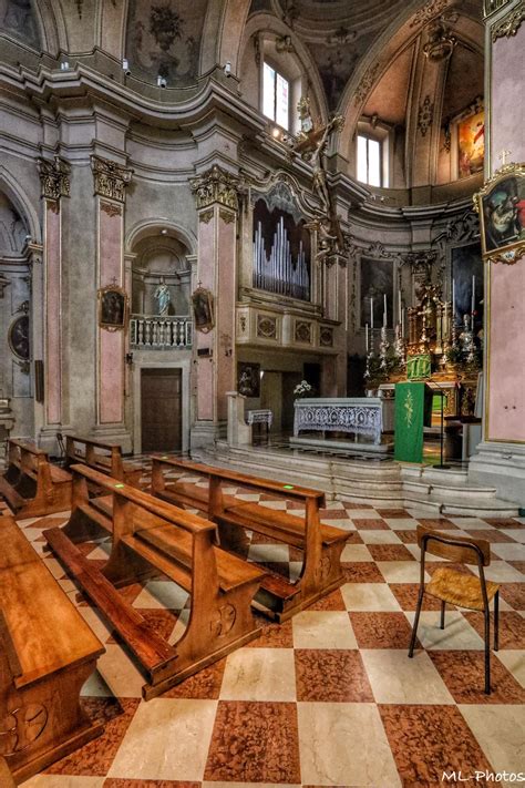 Interno della Chiesa Parrocchiale di Sant'Andrea con affreschi e altari